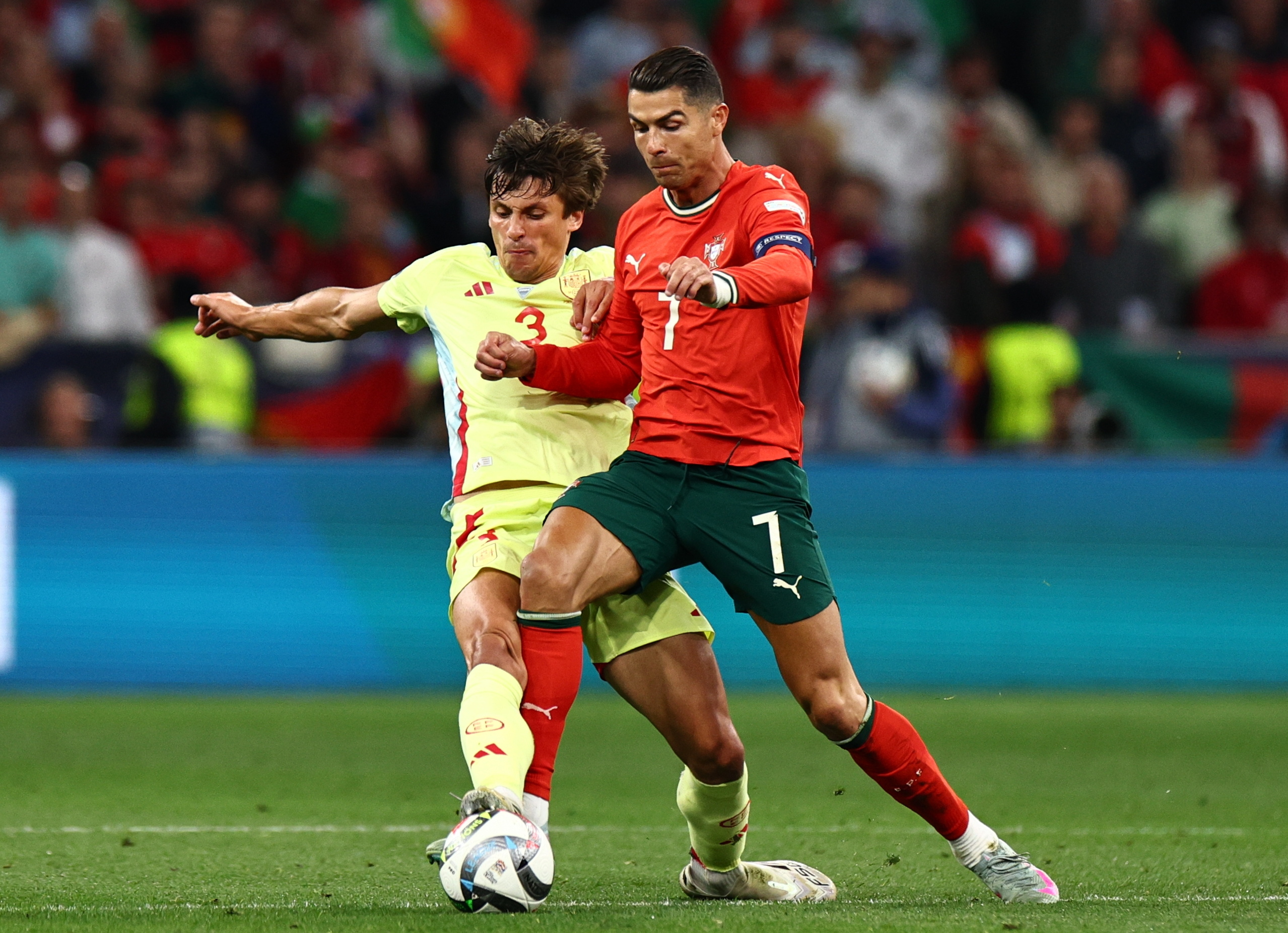 力争前进，球员们奋力冲击欧洲足球冠军的简单介绍