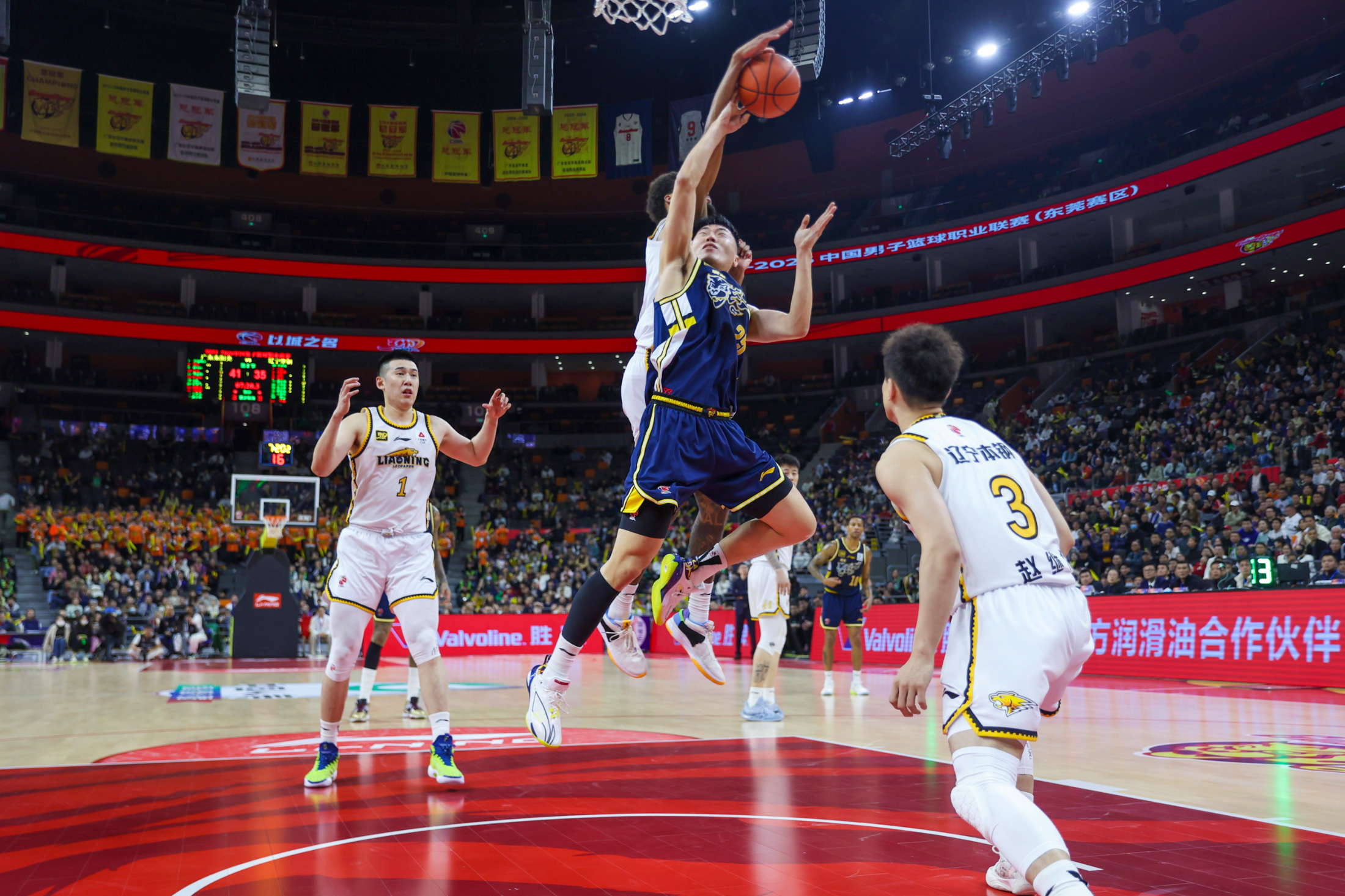 关于篮球比赛中球员突破技术难关，斩获胜利的信息