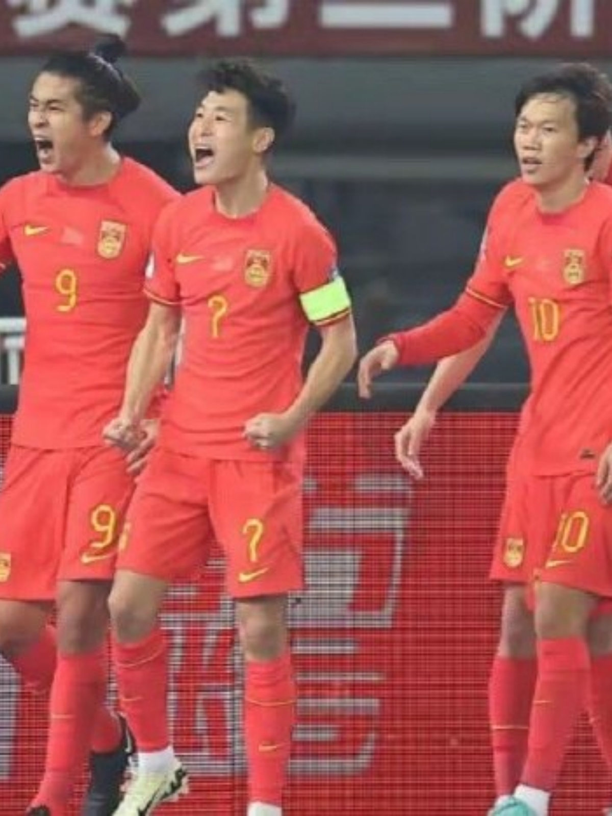 足球世界沸腾!各队争夺最高荣誉展开激战的简单介绍 足球世界沸腾!各队争夺最高荣誉展开激战的简单介绍