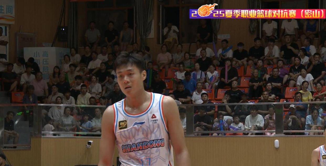 山东男篮在比赛中展现队伍默契，赢得比赛